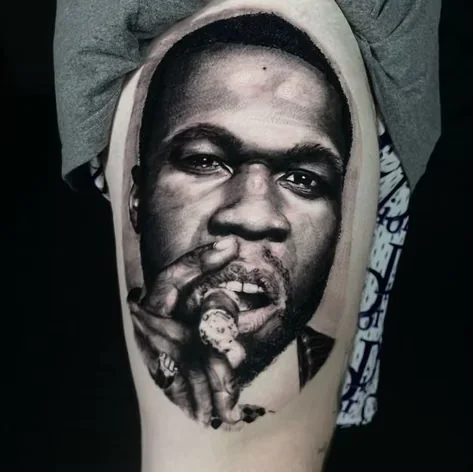 Tatuagem em realismo, retrato masculino em preto e cinza